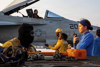 Do ropné tepny Hormuzského průlivu poslal Írán nosiče dronů - Novinky